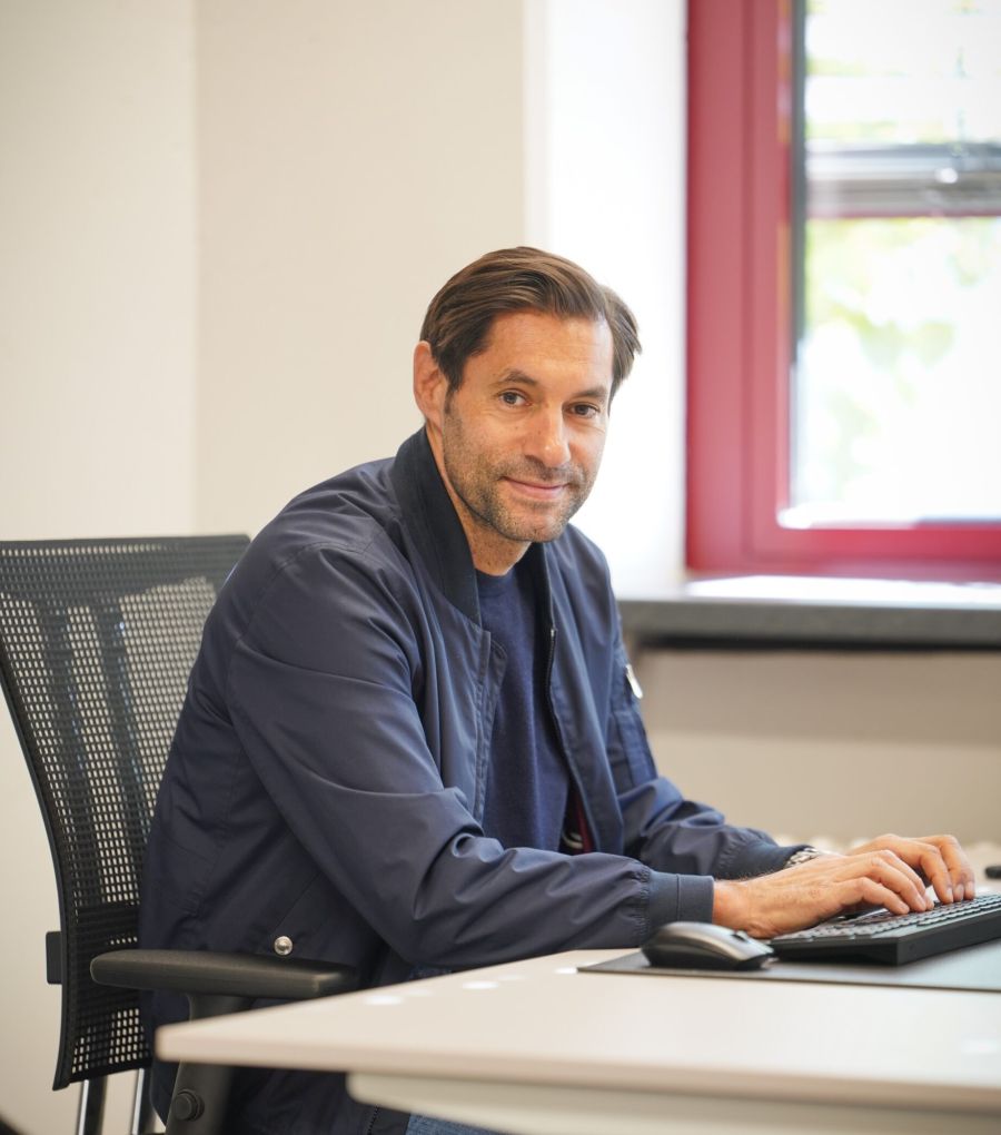 Schulleiter Harun Lehrer