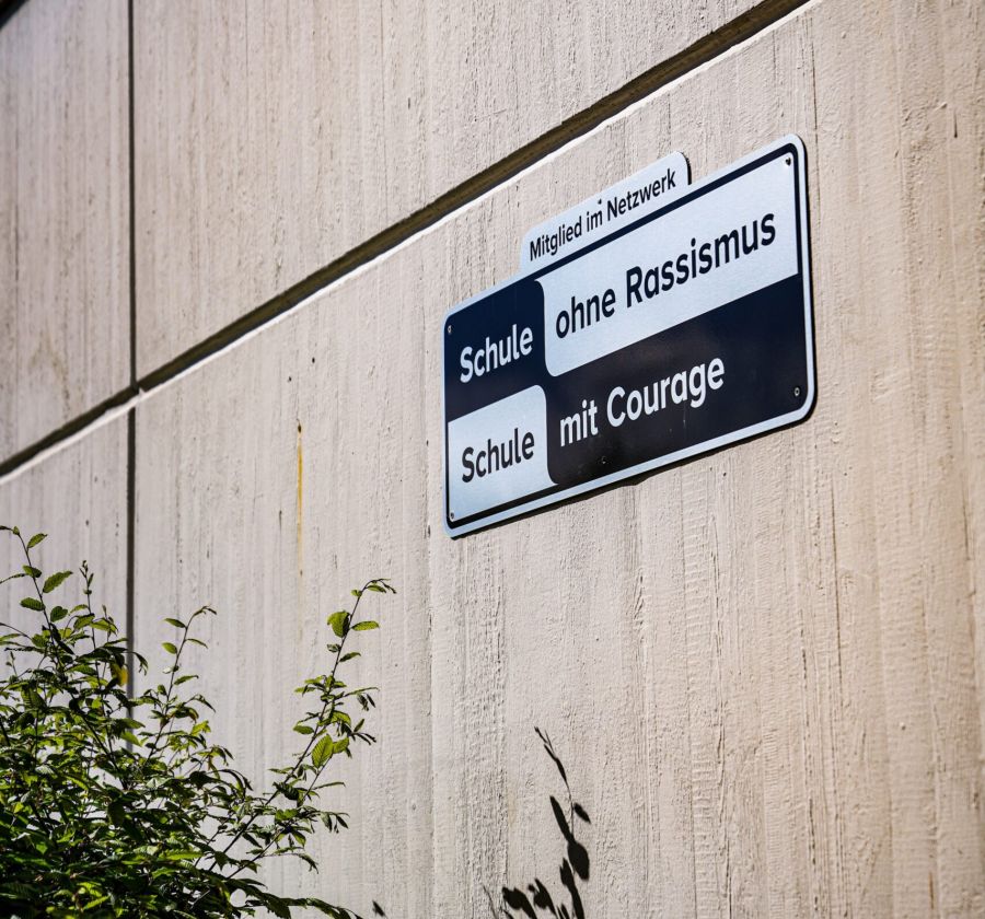 Schild an Wand: Schule ohne Rassismus - Schule mit Courage