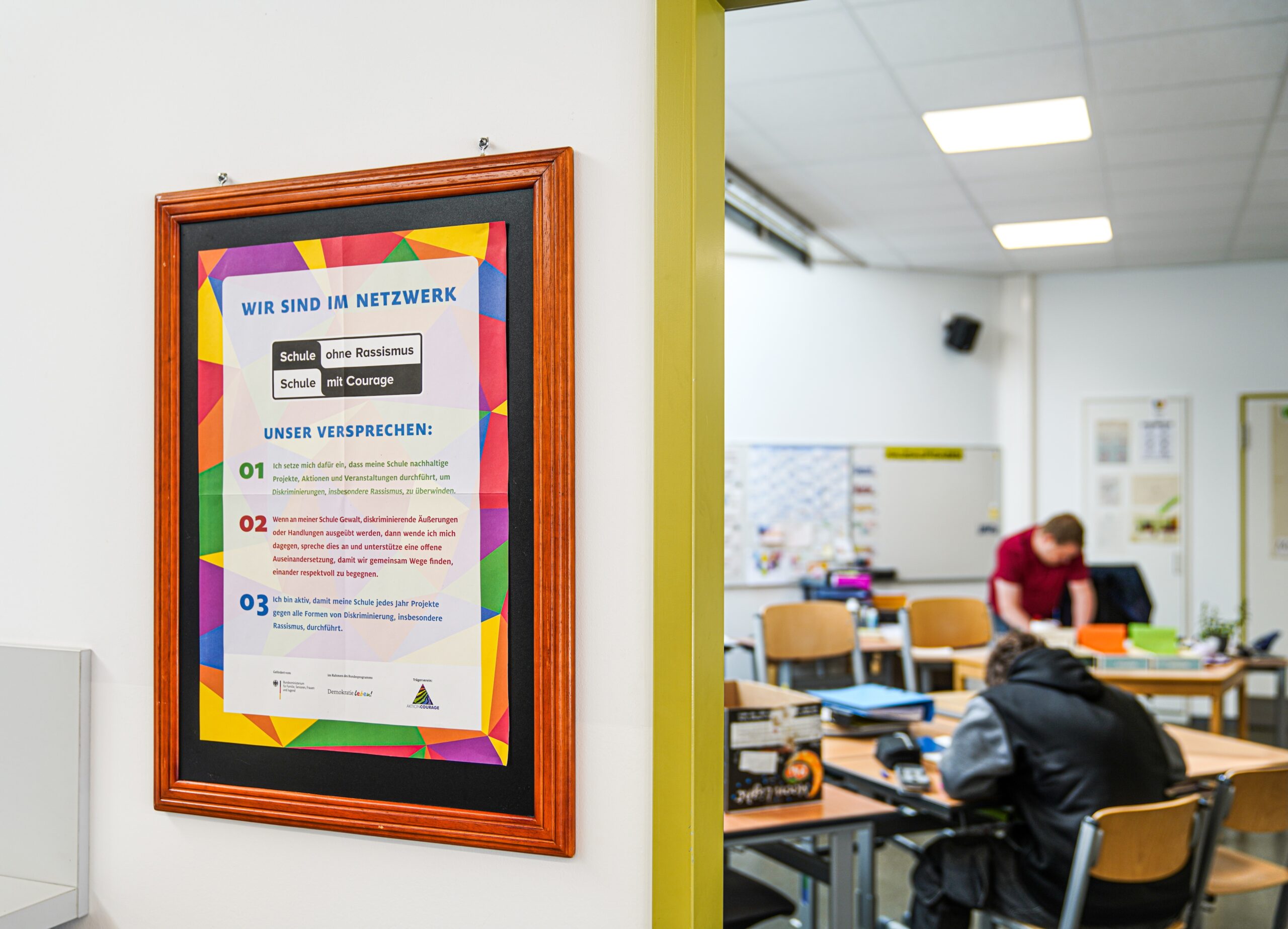 Gerahmtes Poster an der Wand: Schule ohne Rassismus - Schule mit Courage