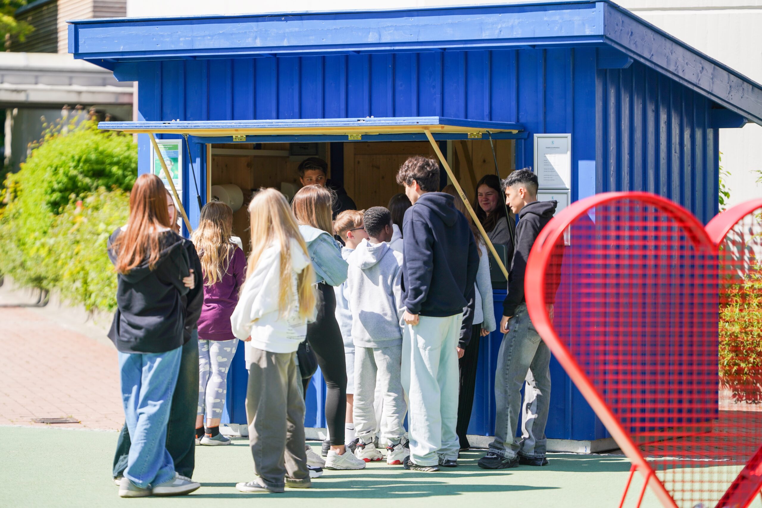 Der Kiosk im Pausenhof, eine Schlange wartender Kinder