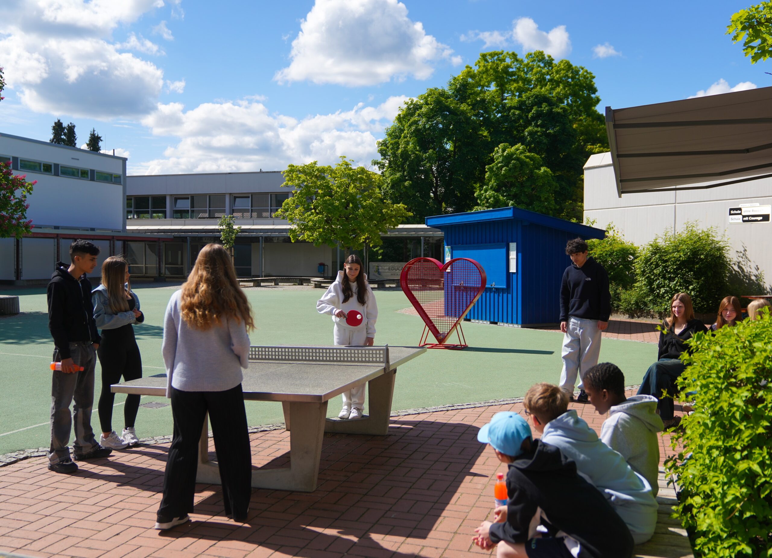 Schüler beim Tischtennis spielen