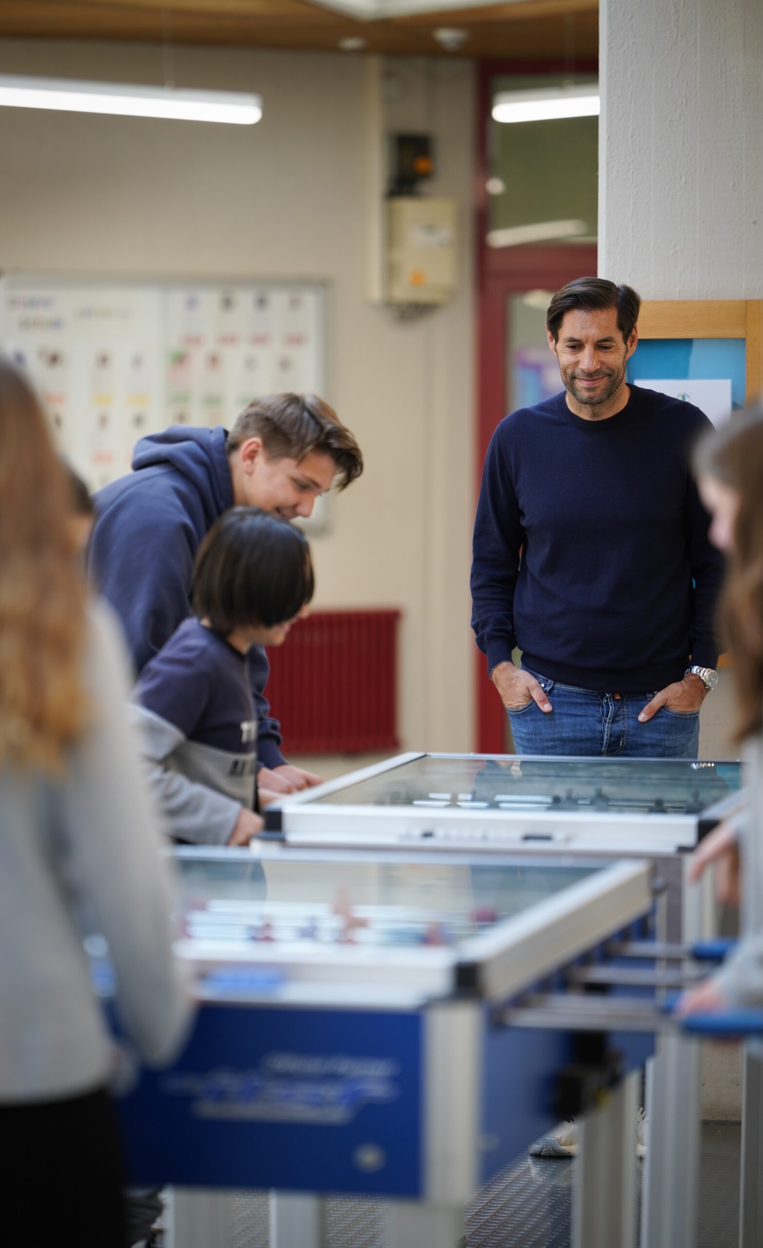Schüler spielen Tisch-Kicker