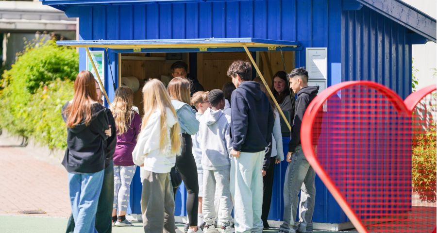 Der Kiosk im Pausenhof, eine Schlange wartender Kinder